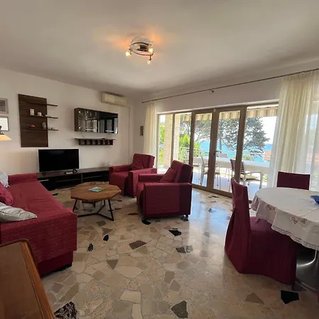 Geraeumige Lory Mit Meerblick In Strandnaehe Apartment Pula