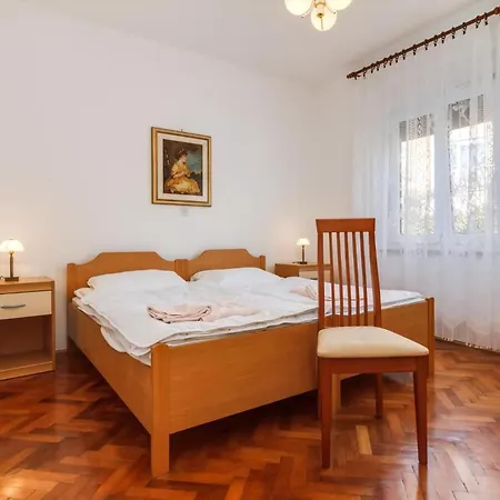 Apartment Geraeumige Lory Mit Meerblick In Strandnaehe Pula